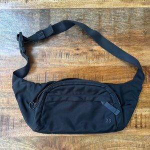 Lululemon Black Belt Bag – Adjustable Strap, Multiple Pockets
